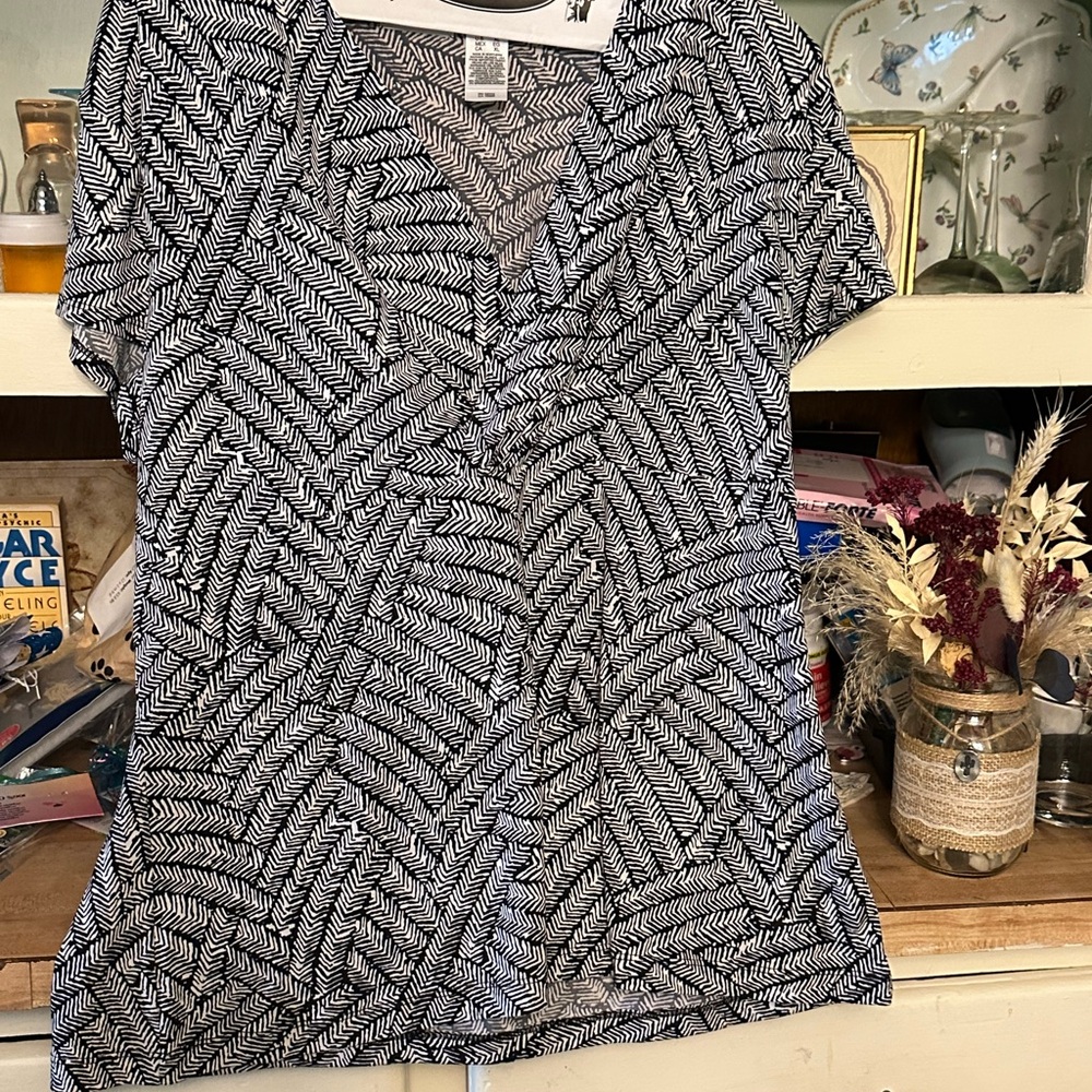 liz & co. Black and White Leaf Pattern Blouse
